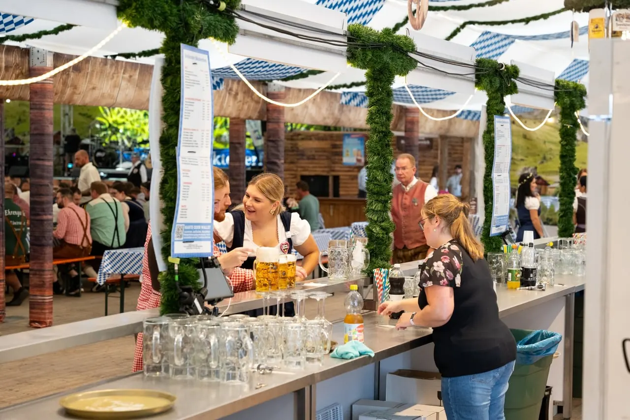 Theke im Festzelt mit gezapften Maßkrügen
