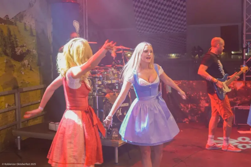 Tänzerinnen in Dirndl auf der Bühne