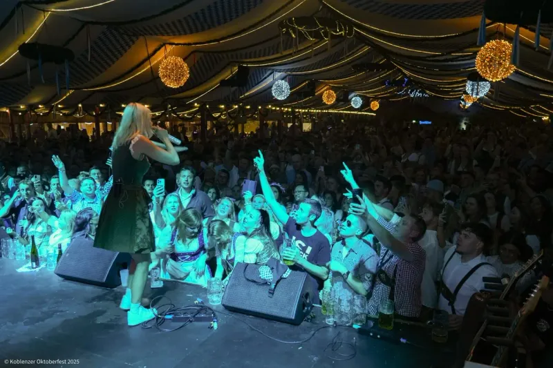 Live-Show auf der Bühne vor jubelndem Publikum