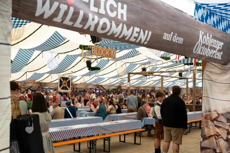 Eingang mit Willkommen-Schild ins Festzelt