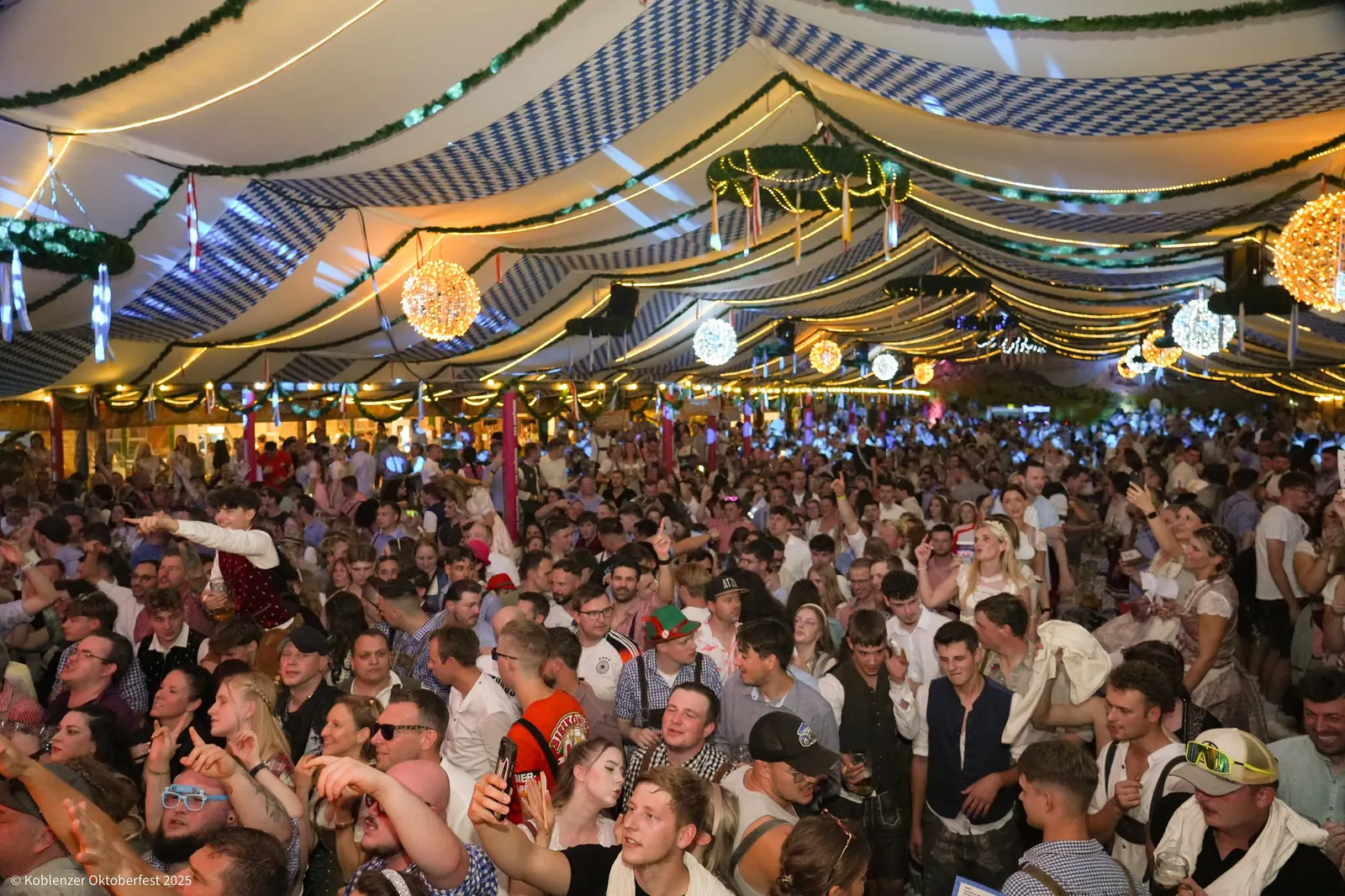 Blick ins voll besetzte, weiß-blau geschmückte Festzelt
