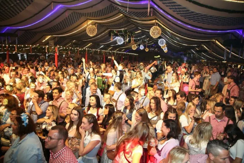 Volles Festzelt mit feiernden Gästen