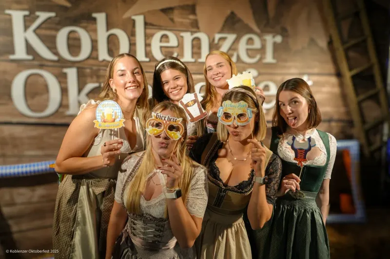 Spaß an der Fotowand mit Wiesn-Accessoires