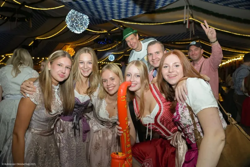 Gruppe junger Frauen in Tracht im Festzelt