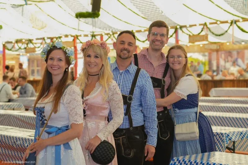 Freundesgruppe in Tracht im Festzelt